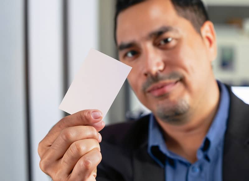 Un homme tenant une carte de visite dans sa main